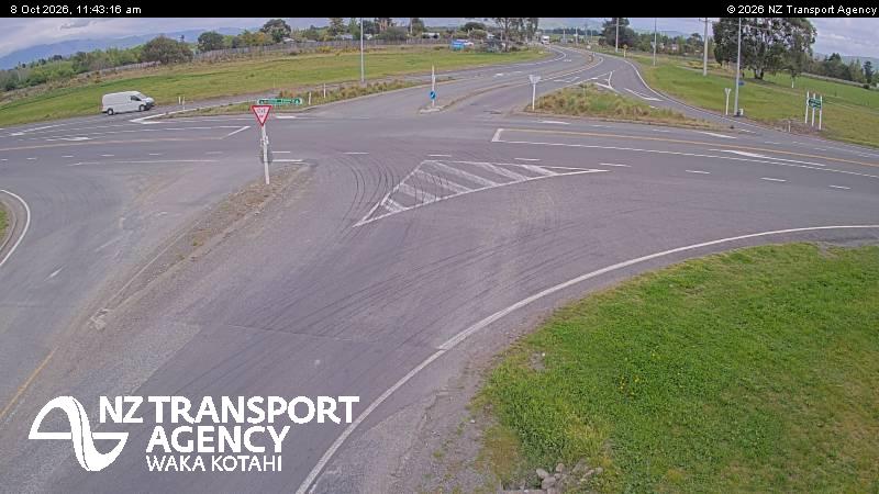 The road at SH1/SH7 Waipara Junction, live