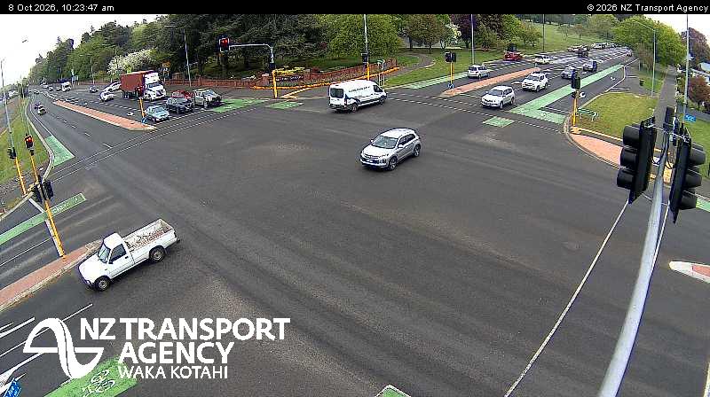 The road at SH1 Walnut Ave, live